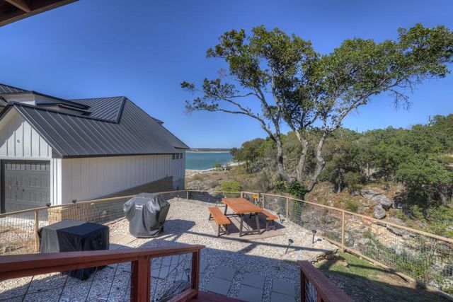 901 Glenn DR, Canyon Lake, TX 78133