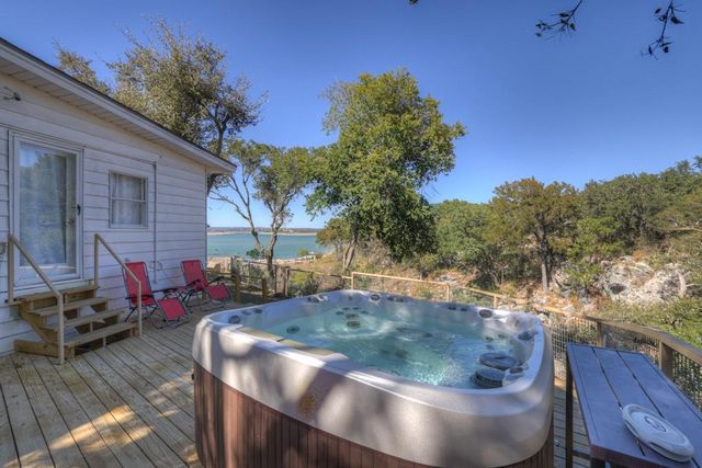 901 Glenn DR, Canyon Lake, TX 78133