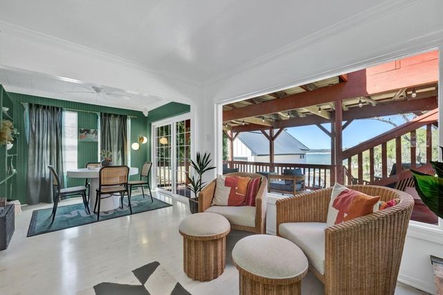 901 Glenn DR, Canyon Lake, TX 78133