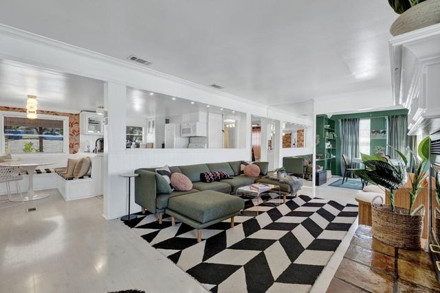 901 Glenn DR, Canyon Lake, TX 78133