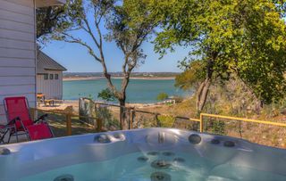 901 Glenn DR, Canyon Lake, TX 78133