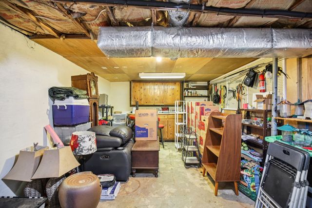 155 Rolling Hills Dr, Tennessee Ridge, TN 37178