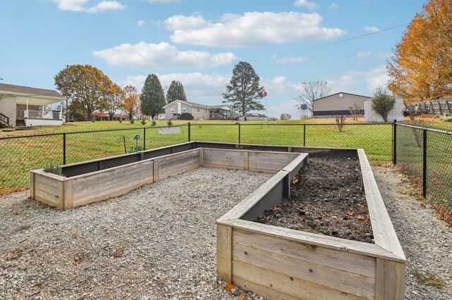 155 Rolling Hills Dr, Tennessee Ridge, TN 37178