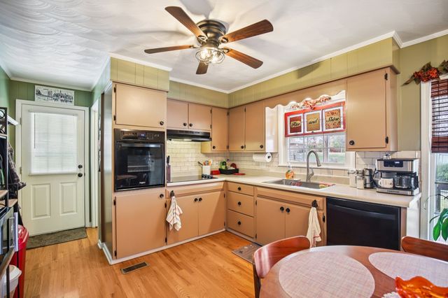 155 Rolling Hills Dr, Tennessee Ridge, TN 37178