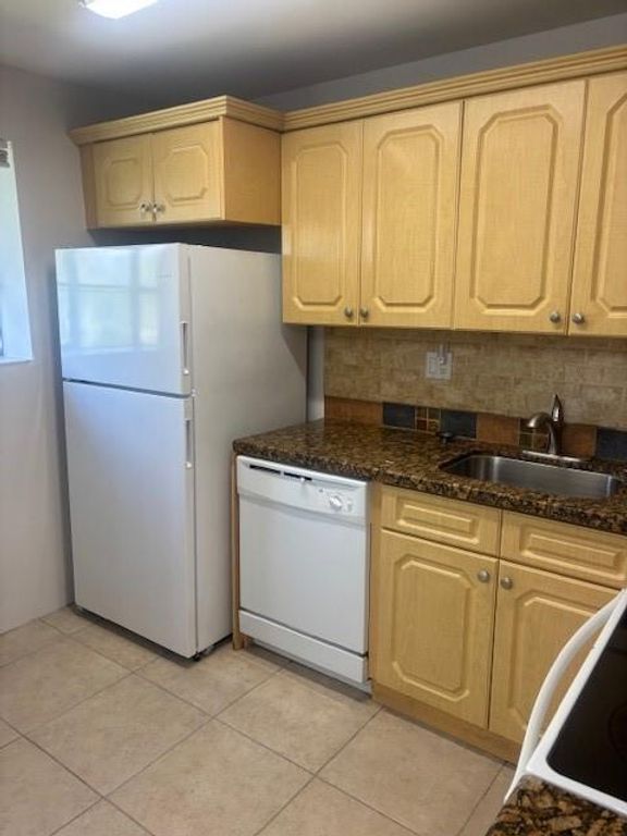 701 Gardens Dr 205, Pompano Beach, FL 33069