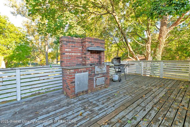 2806 S Washington Avenue, Lansing, MI 48910