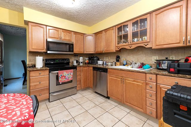 2806 S Washington Avenue, Lansing, MI 48910