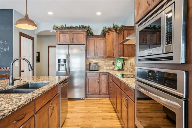 704 Cedar Bend Dr, Solon, IA 52333