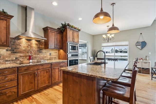 704 Cedar Bend Dr, Solon, IA 52333