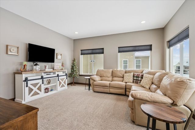 704 Cedar Bend Dr, Solon, IA 52333