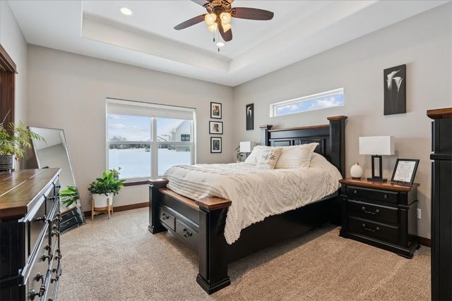 704 Cedar Bend Dr, Solon, IA 52333