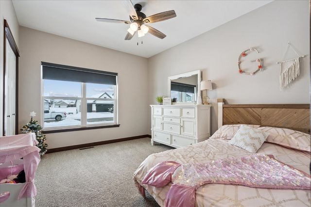 704 Cedar Bend Dr, Solon, IA 52333