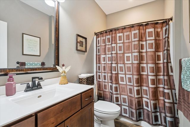 704 Cedar Bend Dr, Solon, IA 52333