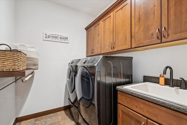 704 Cedar Bend Dr, Solon, IA 52333