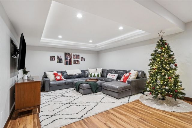 704 Cedar Bend Dr, Solon, IA 52333