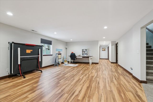 704 Cedar Bend Dr, Solon, IA 52333