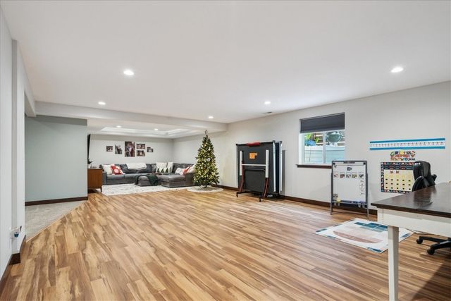 704 Cedar Bend Dr, Solon, IA 52333