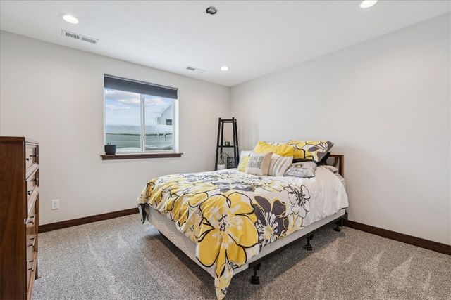 704 Cedar Bend Dr, Solon, IA 52333