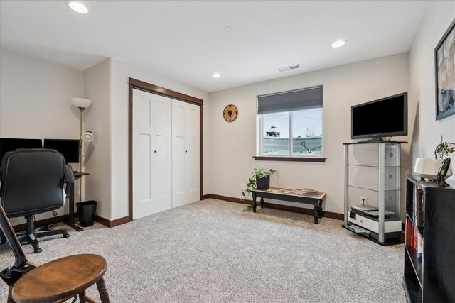 704 Cedar Bend Dr, Solon, IA 52333