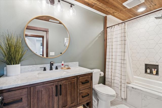 704 Cedar Bend Dr, Solon, IA 52333