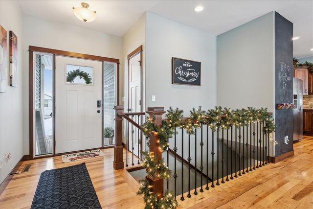 704 Cedar Bend Dr, Solon, IA 52333