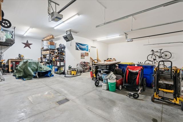 704 Cedar Bend Dr, Solon, IA 52333