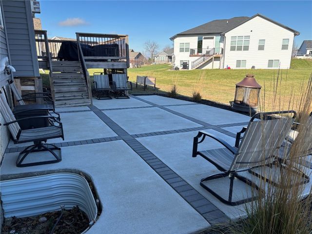 704 Cedar Bend Dr, Solon, IA 52333