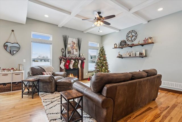 704 Cedar Bend Dr, Solon, IA 52333