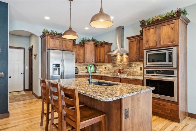 704 Cedar Bend Dr, Solon, IA 52333