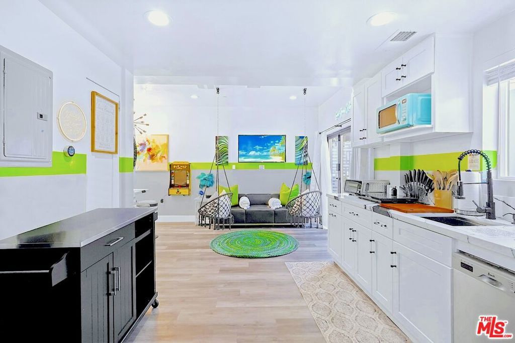 Image 16 of property listing at 5853 Vineland Avenue, North Hollywood, CA 91601