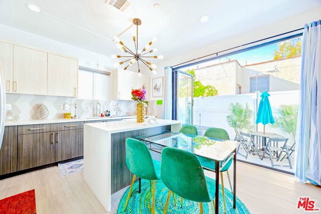 Image 5 of property listing at 5853 Vineland Avenue, North Hollywood, CA 91601