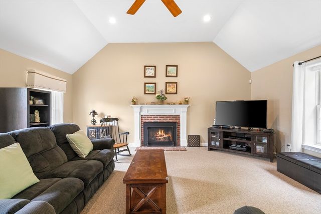 53 Arnold Way, Uxbridge, MA 01569