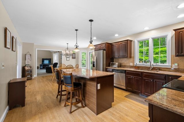53 Arnold Way, Uxbridge, MA 01569