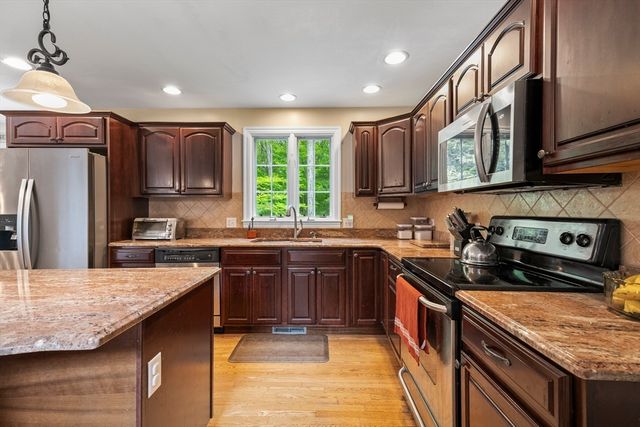 53 Arnold Way, Uxbridge, MA 01569