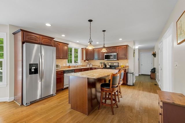 53 Arnold Way, Uxbridge, MA 01569