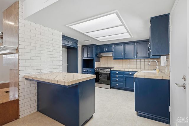 2008 Valencia Drive, Bakersfield, CA 93306