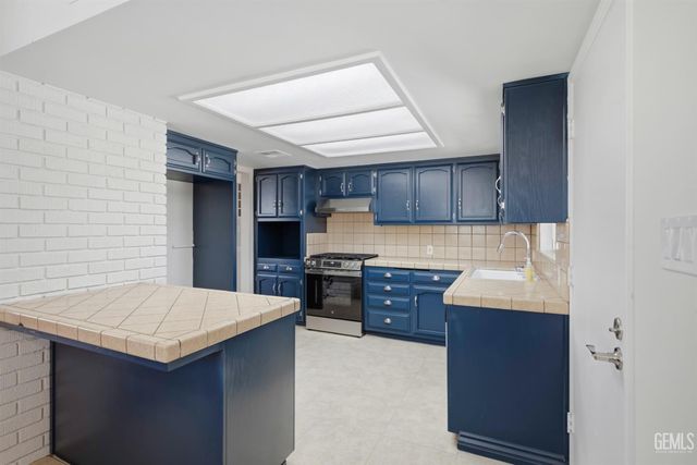 2008 Valencia Drive, Bakersfield, CA 93306