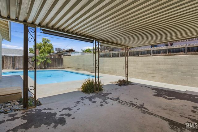 2008 Valencia Drive, Bakersfield, CA 93306