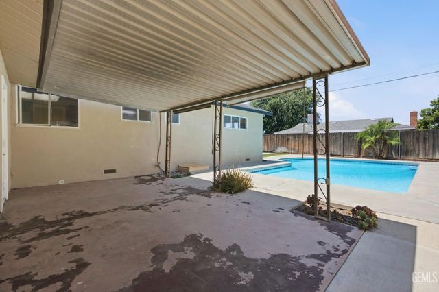 2008 Valencia Drive, Bakersfield, CA 93306