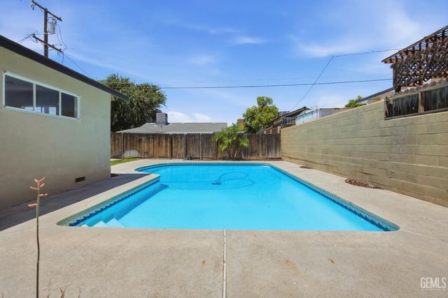 2008 Valencia Drive, Bakersfield, CA 93306