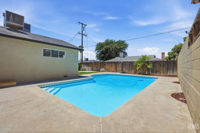 2008 Valencia Drive, Bakersfield, CA 93306