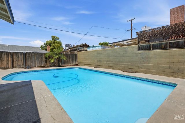 2008 Valencia Drive, Bakersfield, CA 93306