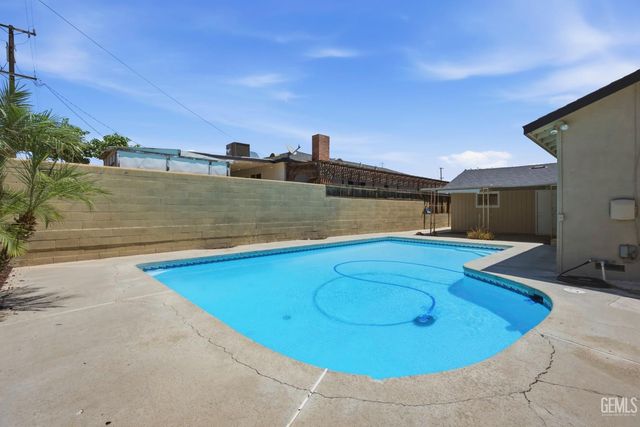 2008 Valencia Drive, Bakersfield, CA 93306