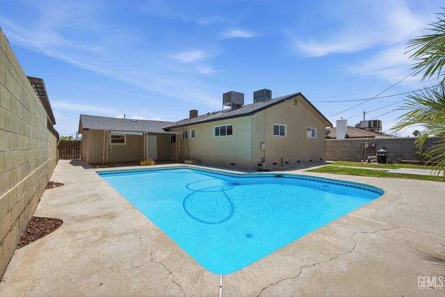 2008 Valencia Drive, Bakersfield, CA 93306