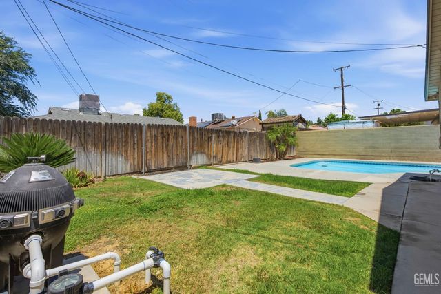 2008 Valencia Drive, Bakersfield, CA 93306