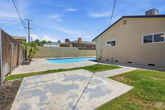 2008 Valencia Drive, Bakersfield, CA 93306