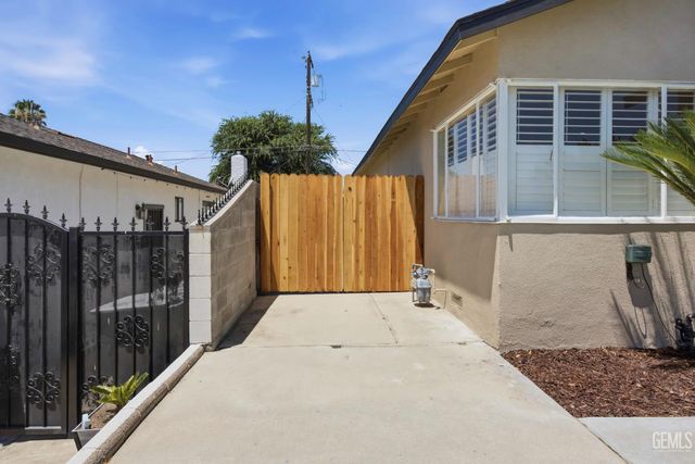 2008 Valencia Drive, Bakersfield, CA 93306
