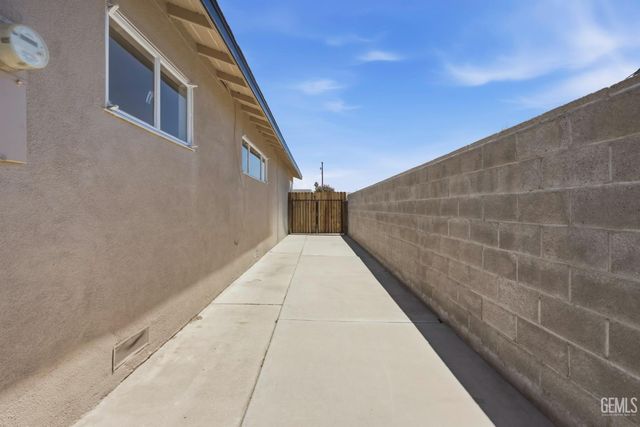 2008 Valencia Drive, Bakersfield, CA 93306