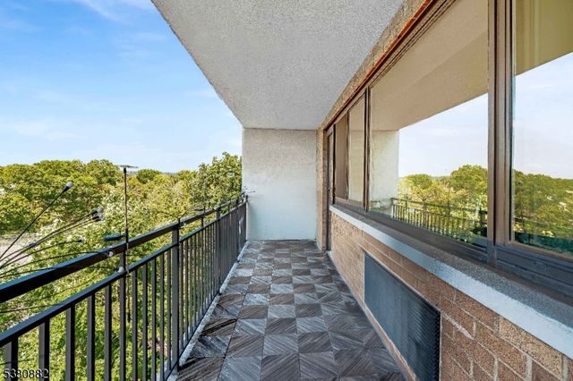 60 Parkway Dr 6G, East Orange City, NJ 07017