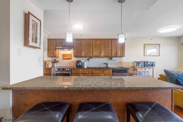 60 Parkway Dr 6G, East Orange City, NJ 07017